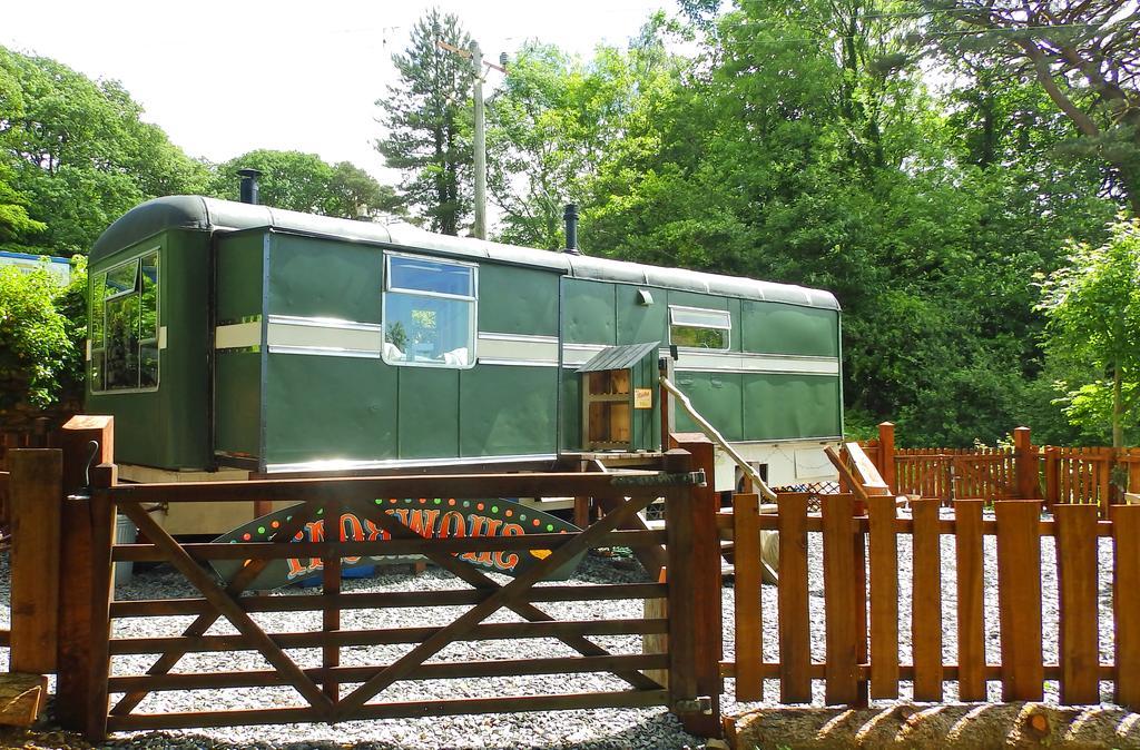 Showman'S Wagon At Coed Cae Hotel Dolgellau Bagian luar foto